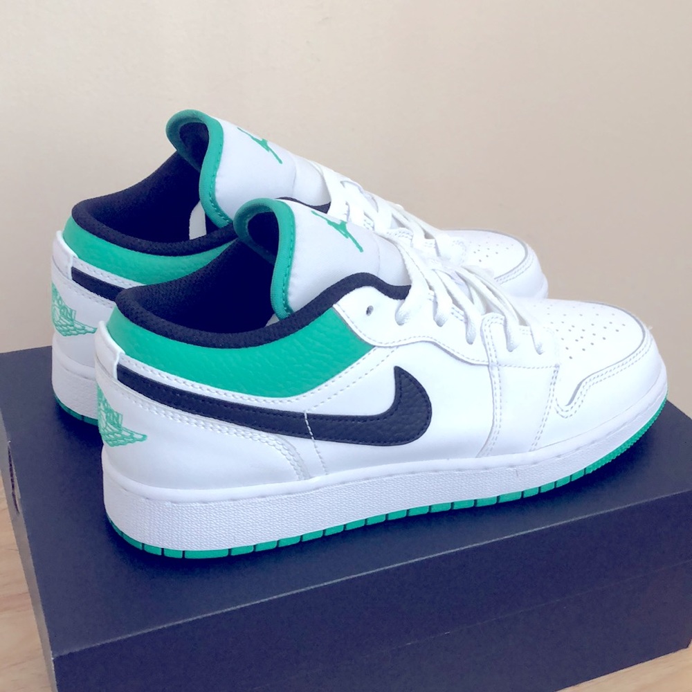 💚🤍NIKE AIR JORDAN 1 LOW GS SNEAKERS🤍💚 - Picture 3 of 13